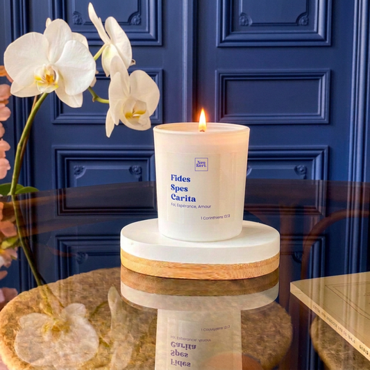 Bougie Fides Spes Caritas Neo Keri, cire d'église recyclée parfum Ambre Gris, coulée main Bretagne