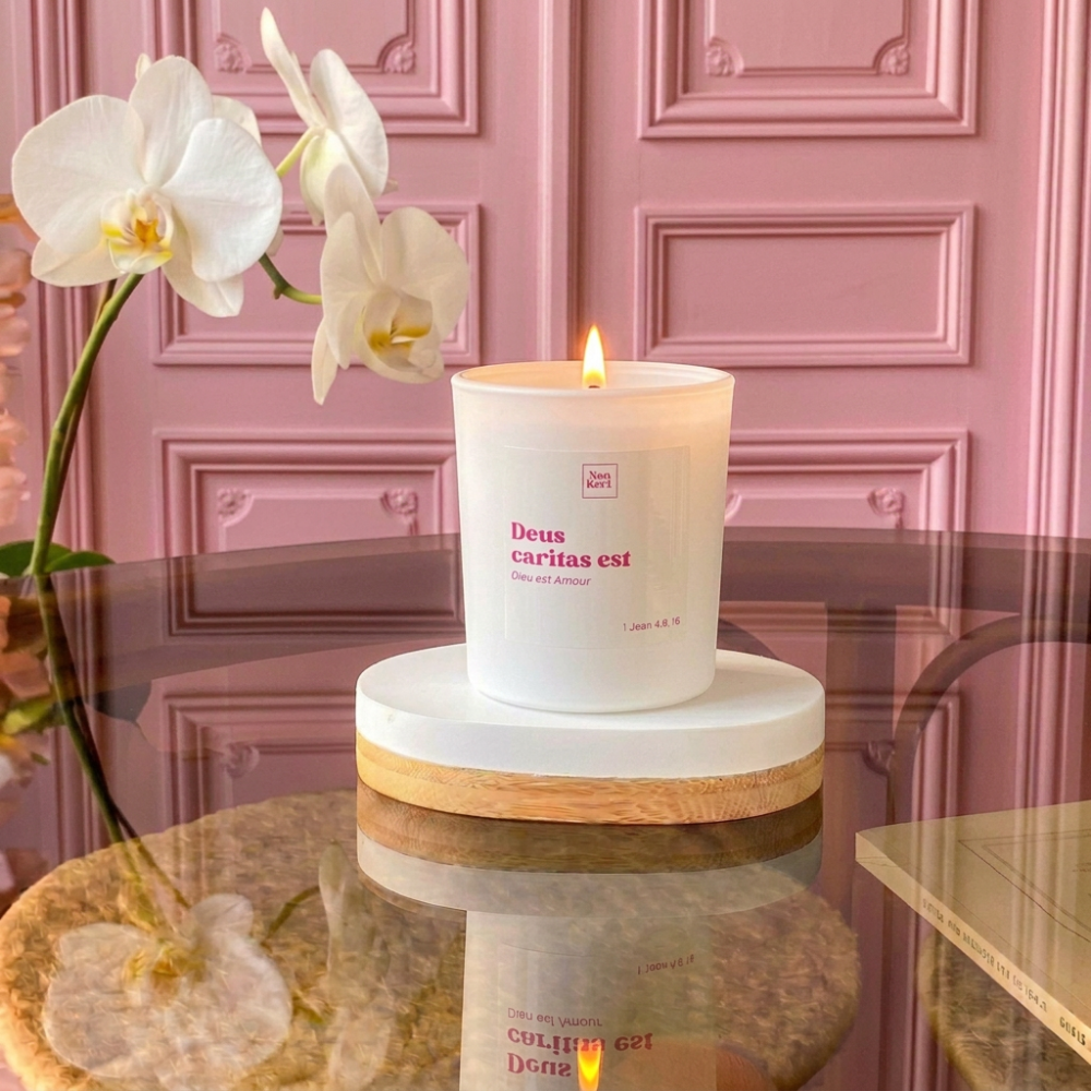 Bougie Deus Caritas Est Neo Keri, cire d'église recyclée parfum Pivoine et Musc, coulée main Bretagne