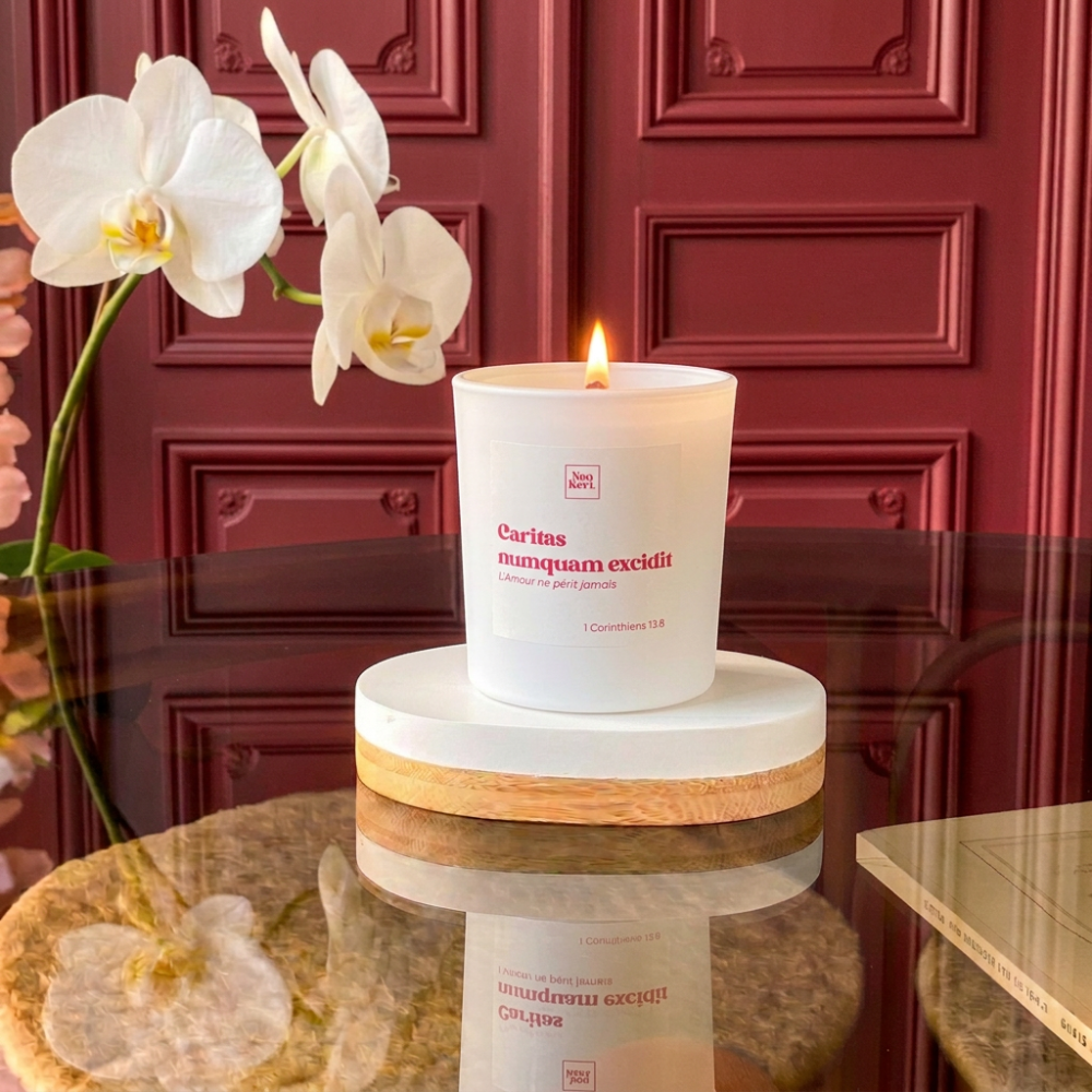 Bougie Caritas Numquam Excidit Neo Keri, cire d'église recyclée parfum Cyprès et Vétiver, coulée main Bretagne