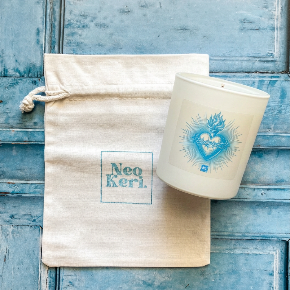 Bougie Ex Voto Bleu Menthe et agrumes dans sa pochette en coton, bougie artisanale française Neo Keri