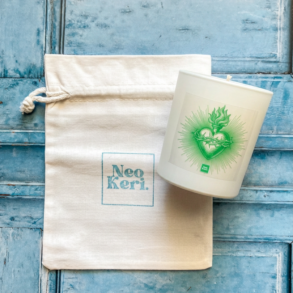 Bougie Ex Voto Vert Tilleul dans sa pochette en coton, bougie artisanale française Neo Keri